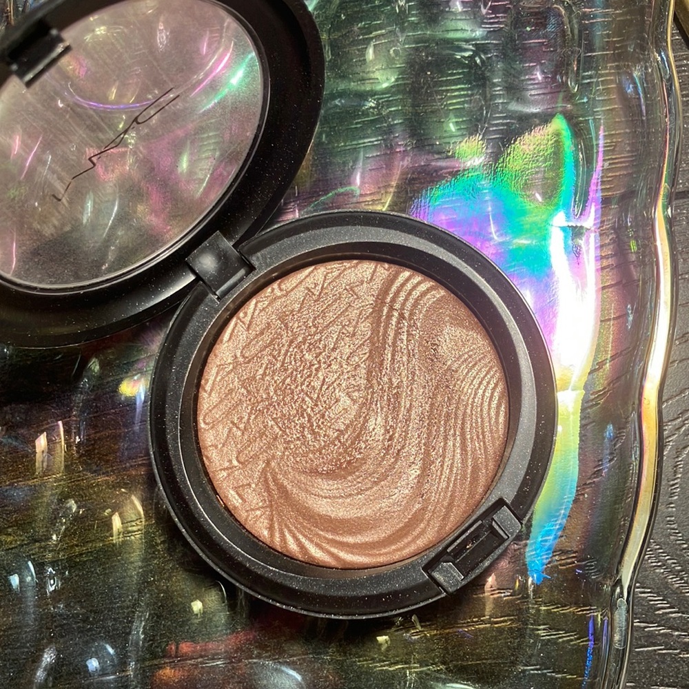 MAC Cosmetics Shimmering superb extra dimension skin finish Gold Highlighter - Picture 2 of 5